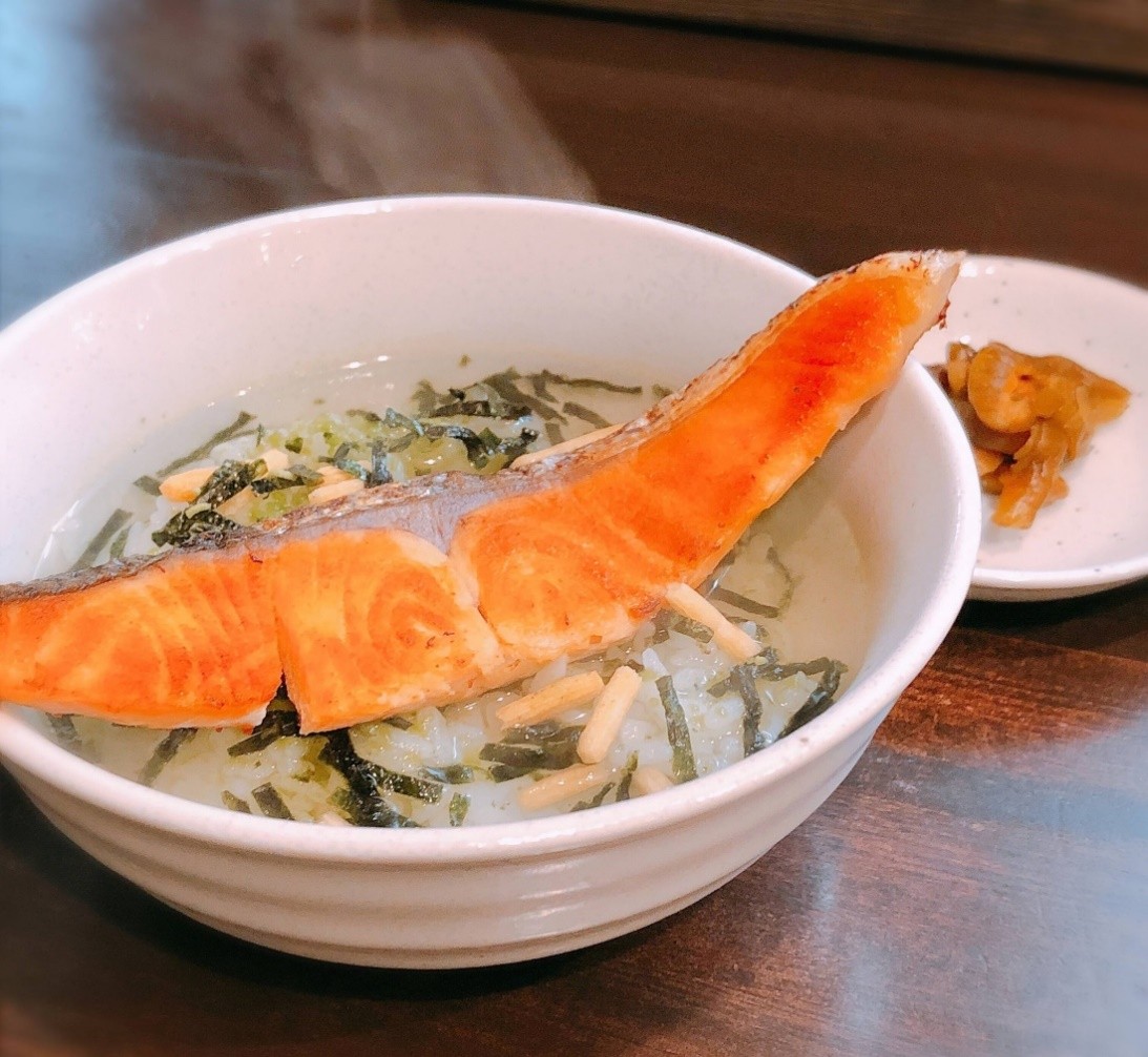 はみ出る鮭茶漬け